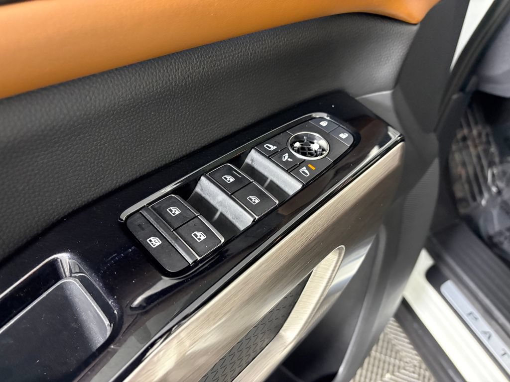 Used 2023 Nissan Pathfinder Platinum AWD/4WD image 13