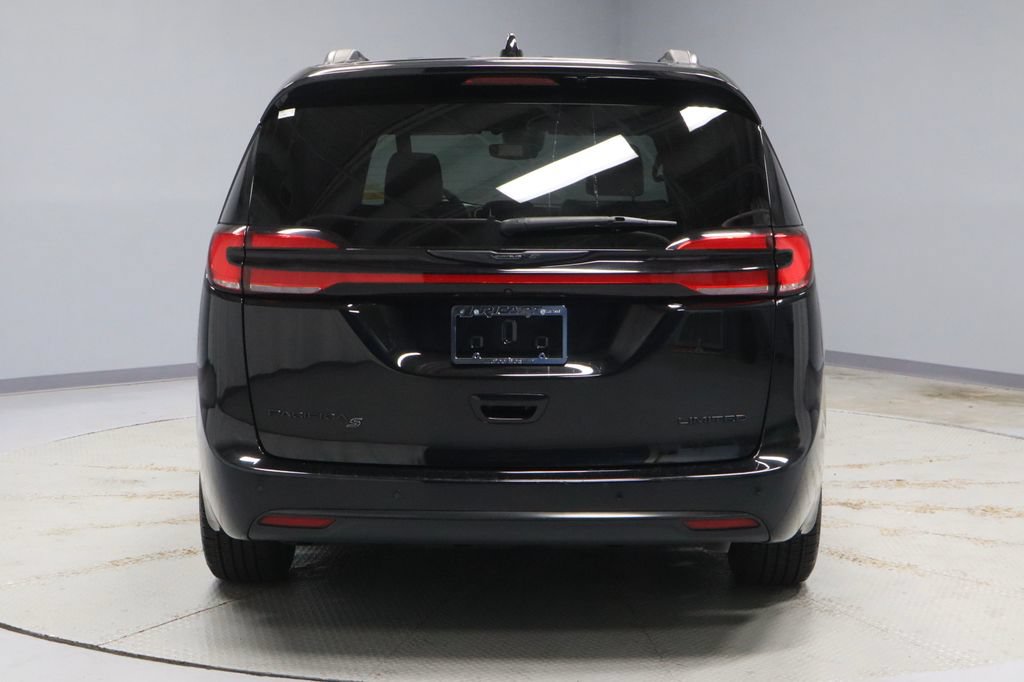 Used 2025 Chrysler Pacifica Limited FWD image 10