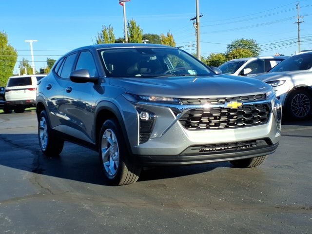 Used 2024 Chevrolet Trax LS w/ LS Convenience Package FWD image 3