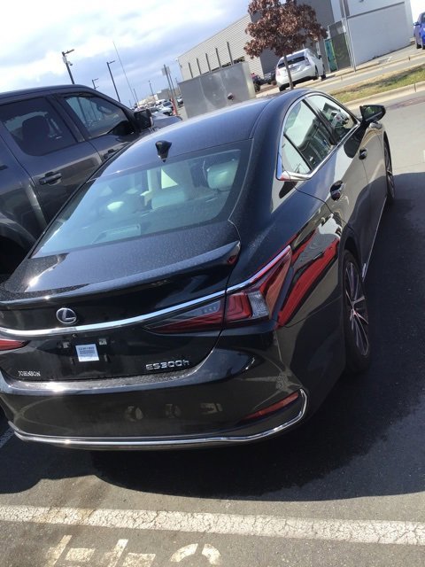 Used 2022 Lexus ES 300h w/ Premium Package image 2