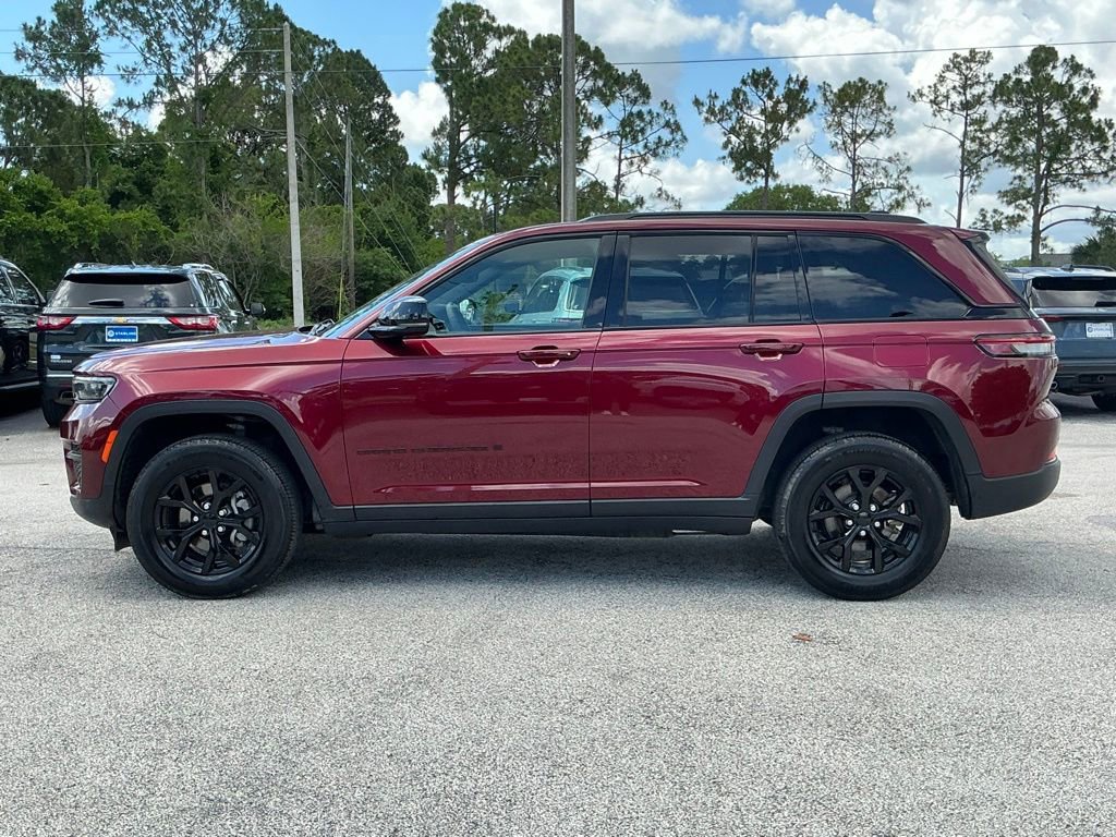 Used 2024 Jeep Grand Cherokee Altitude AWD/4WD image 3
