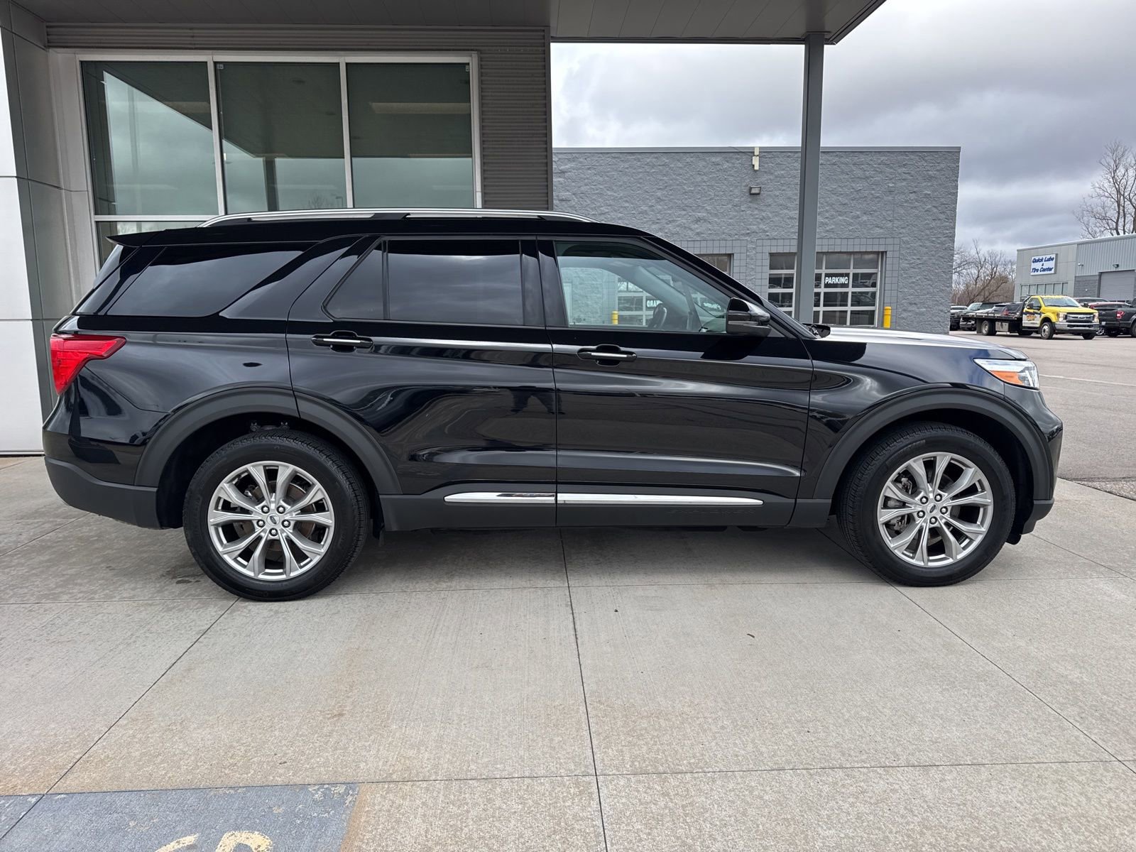 Certified 2024 Ford Explorer Limited w/ Limited Technology Package image 2