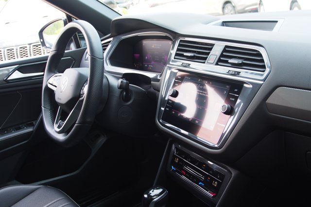 Used 2022 Volkswagen Tiguan SE R-Line AWD/4WD image 11