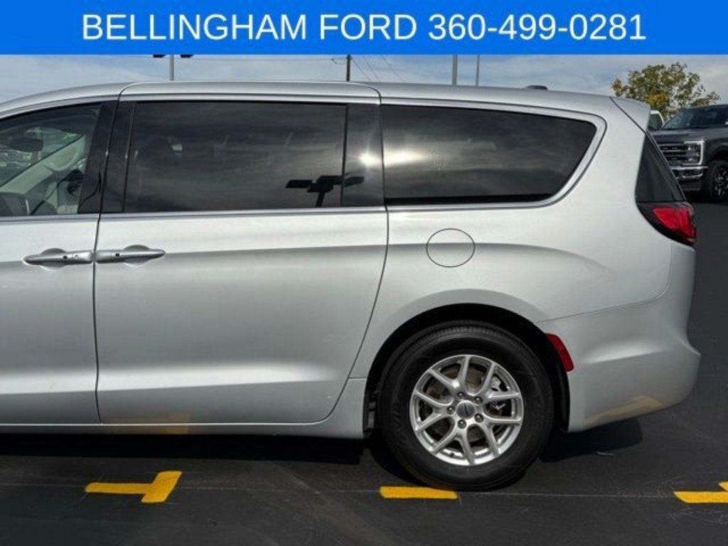 Used 2024 Chrysler Pacifica Touring-L image 14