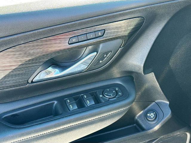 Used 2024 GMC Terrain SLT image 15