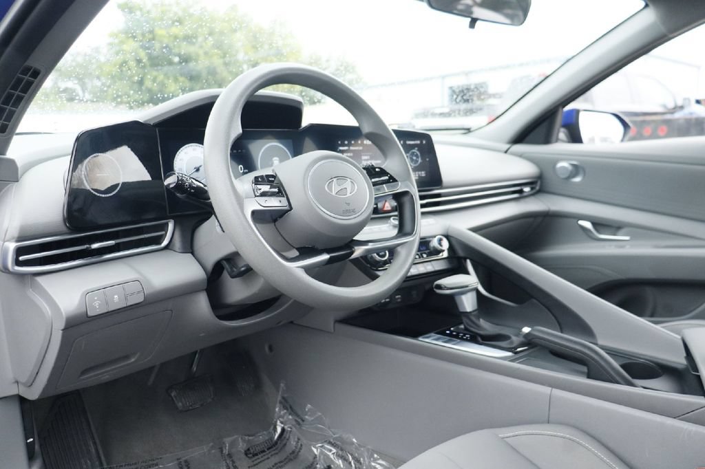 Used 2024 Hyundai Elantra SEL FWD image 3