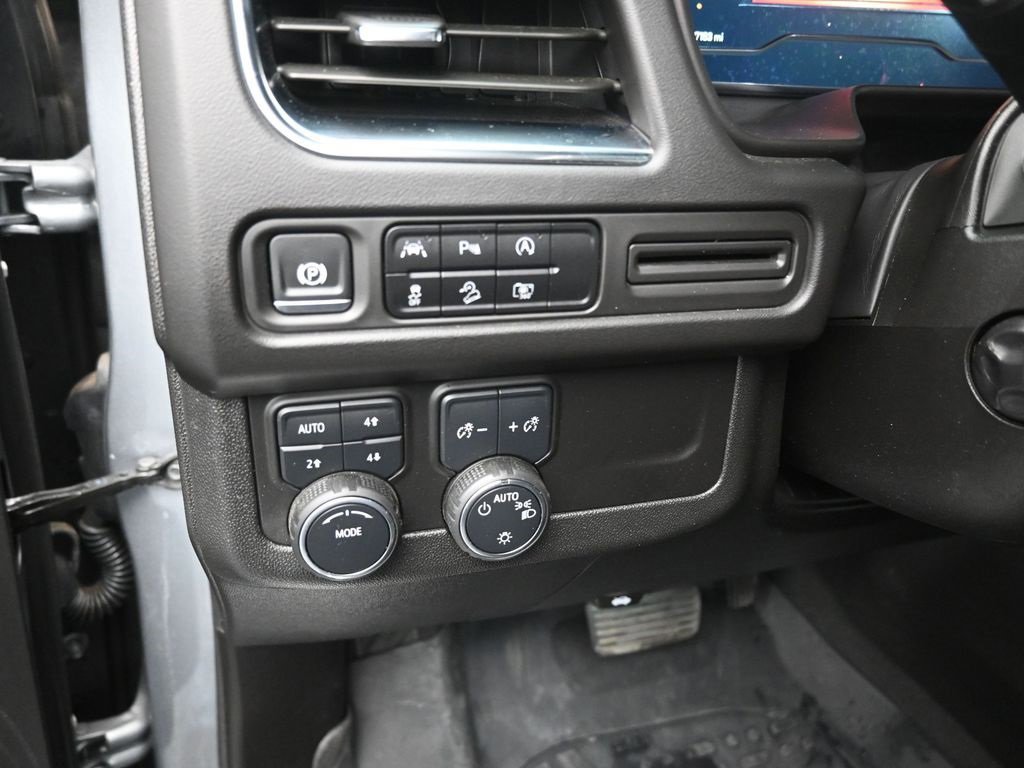 Used 2024 Chevrolet Suburban Z71 w/ Luxury Package image 19