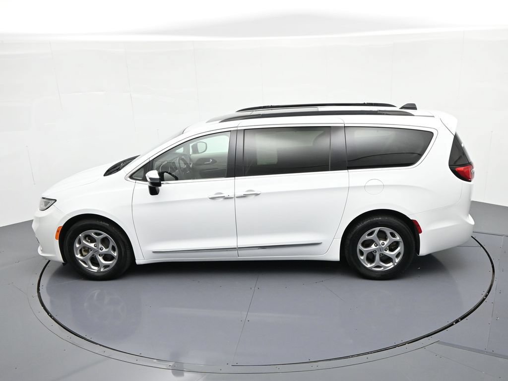 Used 2023 Chrysler Pacifica Limited FWD image 17