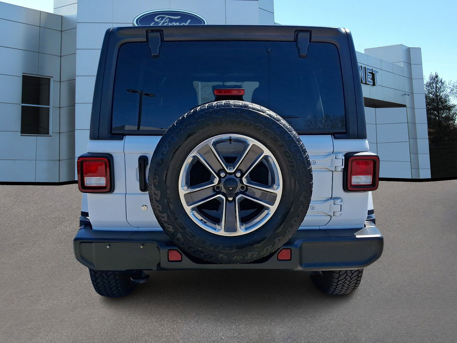 Used 2018 Jeep Wrangler Unlimited Sahara w/ Cold Weather Group AWD/4WD image 7