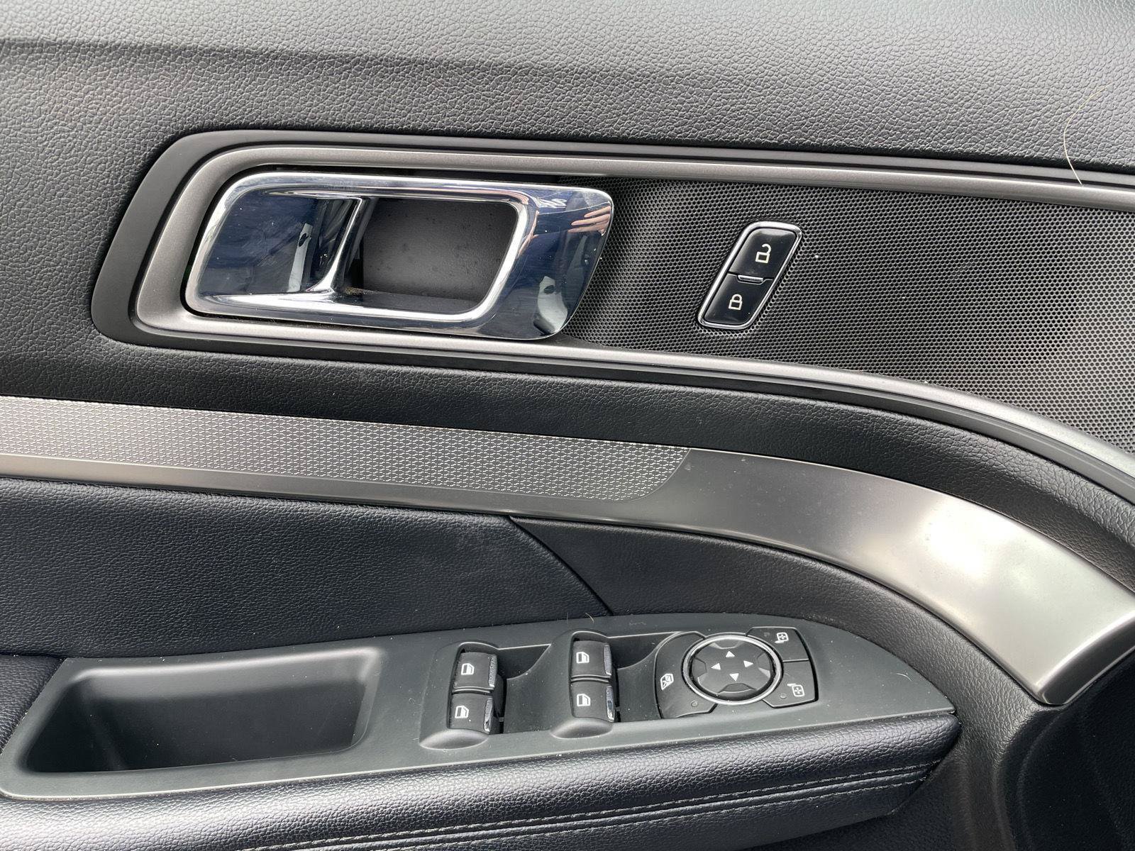 Certified 2018 Ford Explorer XLT FWD image 10