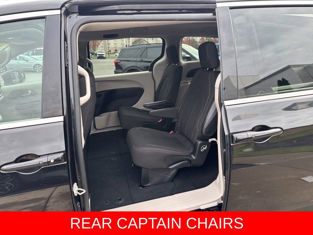 Used 2023 Chrysler Voyager LX image 3