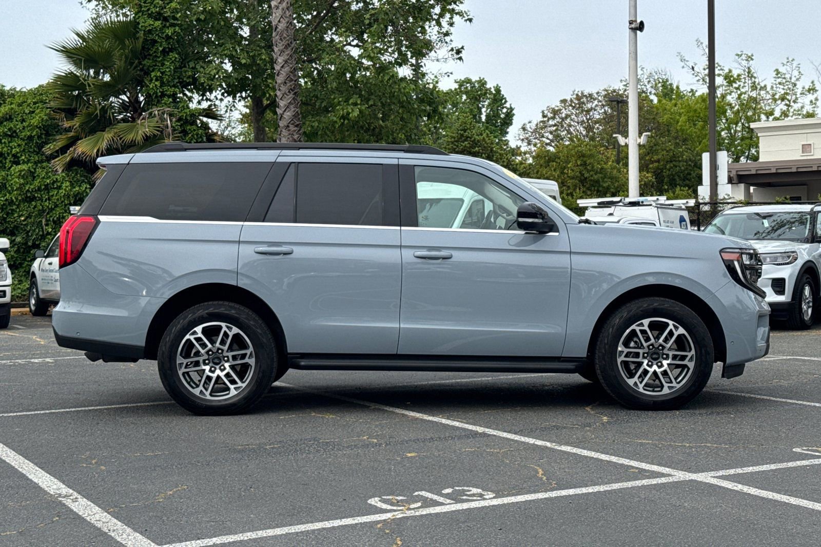 Certified 2025 Ford Expedition Active image 6