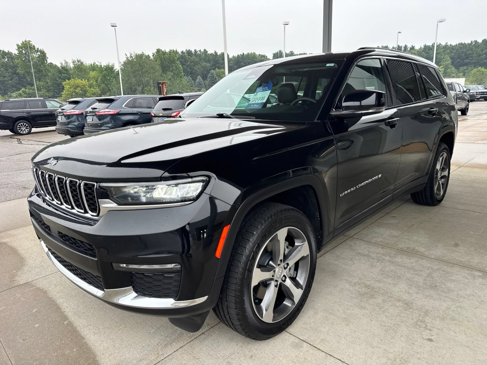 Used 2023 Jeep Grand Cherokee L Limited w/ Trailer Tow Group (B) AWD/4WD image 3