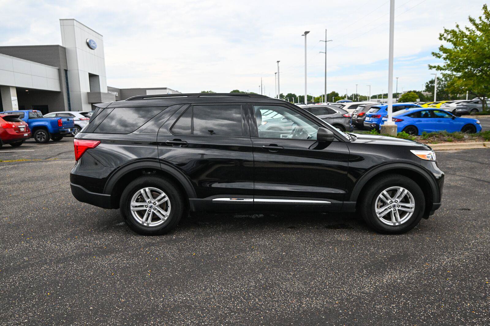 Certified 2024 Ford Explorer XLT w/ Equipment Group 202A AWD/4WD image 3