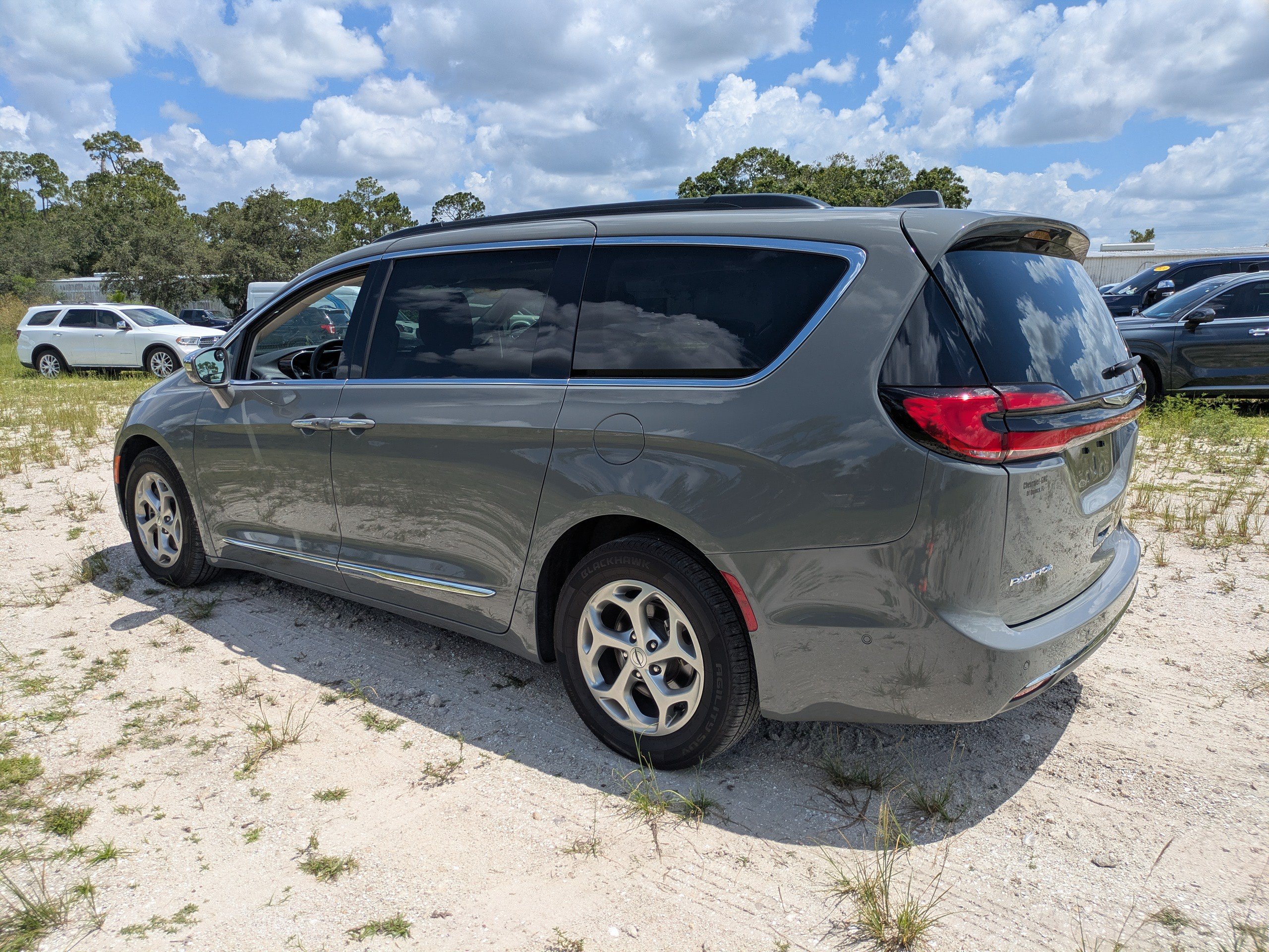 Used 2022 Chrysler Pacifica Limited FWD image 6