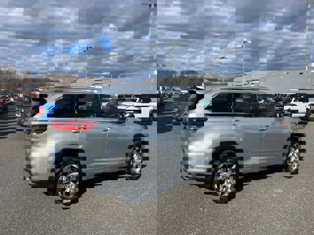 Used 2018 Toyota Highlander Limited image 3