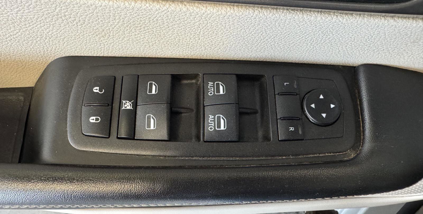 Used 2022 Chrysler Pacifica Touring-L AWD/4WD image 32