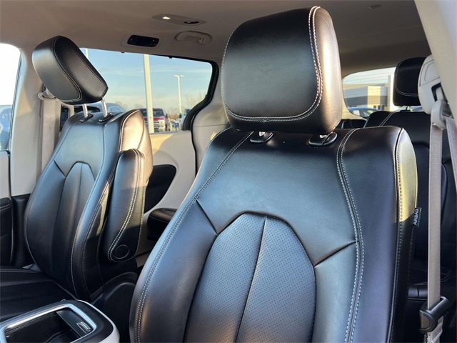 Used 2023 Chrysler Pacifica Touring-L image 25