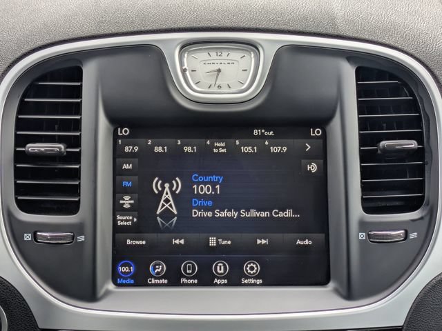 Used 2023 Chrysler 300 Touring w/ Sport Appearance Package RWD image 17