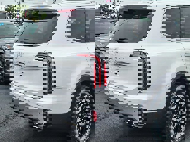 Used 2024 Kia Telluride EX w/ EX Captain's Chair Package image 5