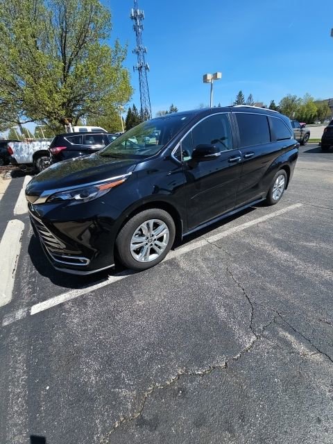 Used 2024 Toyota Sienna Platinum AWD/4WD image 1