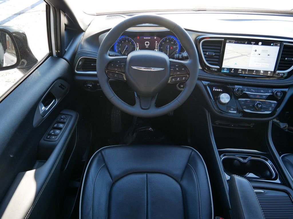 Used 2024 Chrysler Pacifica Limited w/ Uconnect Theater Family Group image 12
