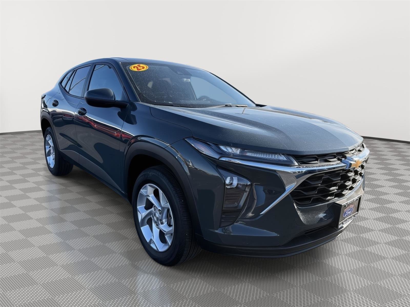 Used 2025 Chevrolet Trax LS w/ LS Convenience Package image 7