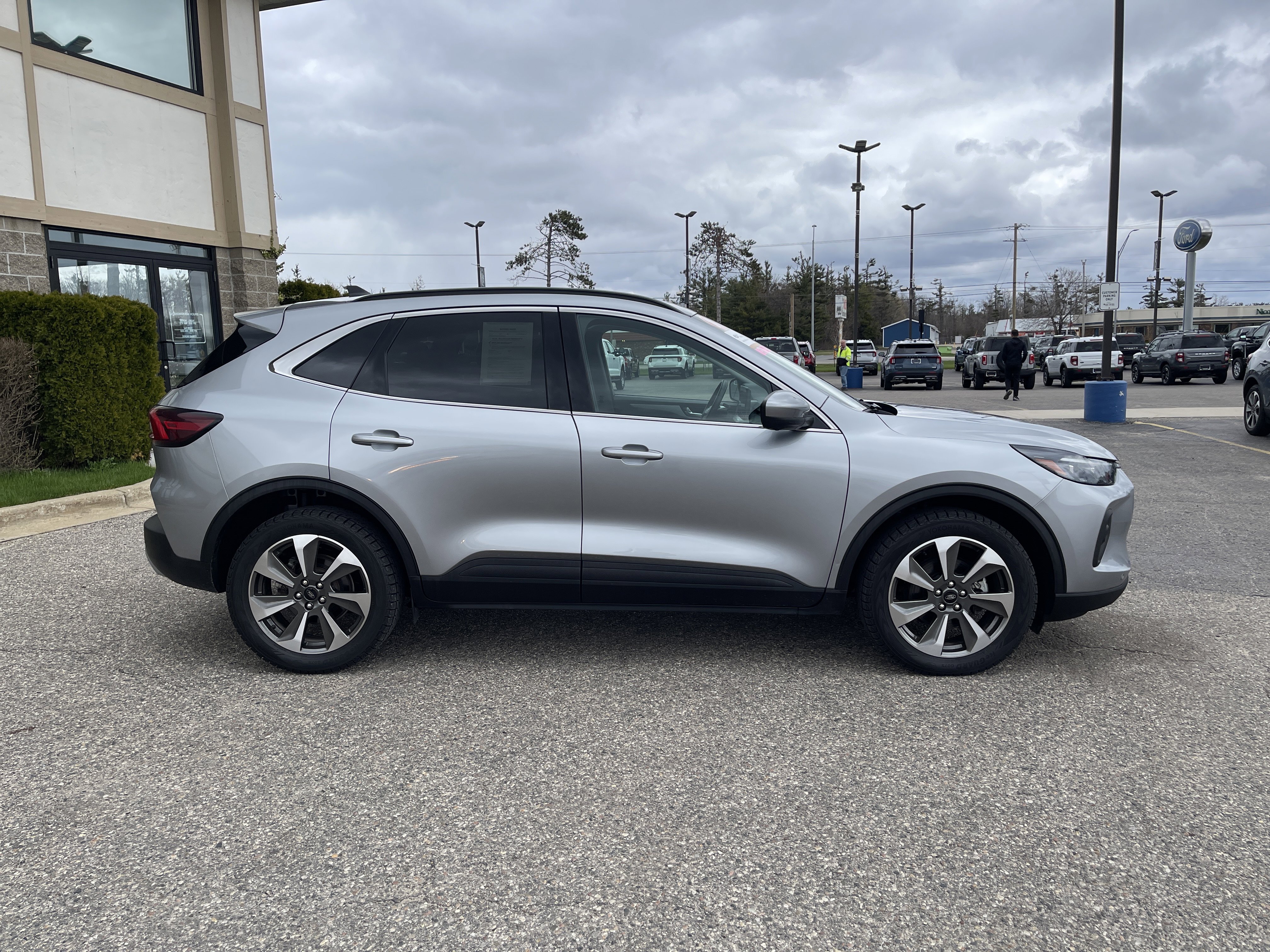 Certified 2024 Ford Escape Platinum AWD/4WD image 2