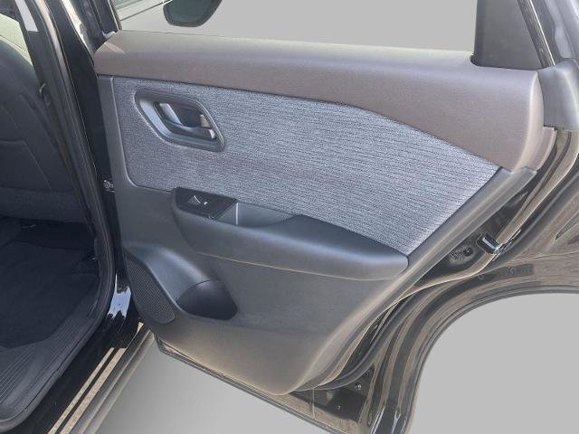 Used 2023 Nissan Rogue S image 18