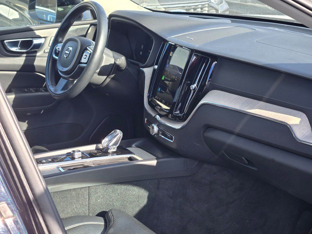 Used 2022 Volvo XC60 T8 Inscription w/ Advanced Package image 10