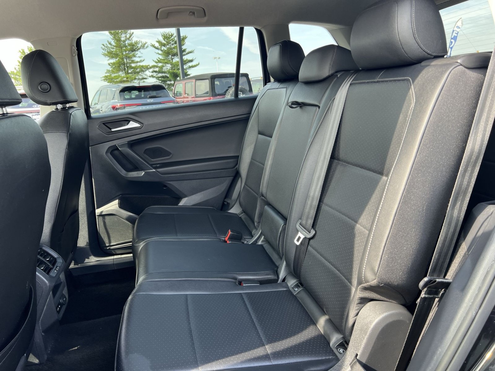 Used 2020 Volkswagen Tiguan SE AWD/4WD image 23