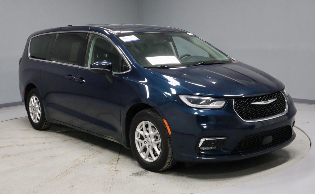 Used 2023 Chrysler Pacifica Touring-L image 7