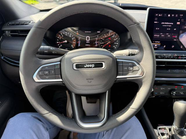 Used 2025 Jeep Compass Latitude w/ Convenience Group AWD/4WD image 22
