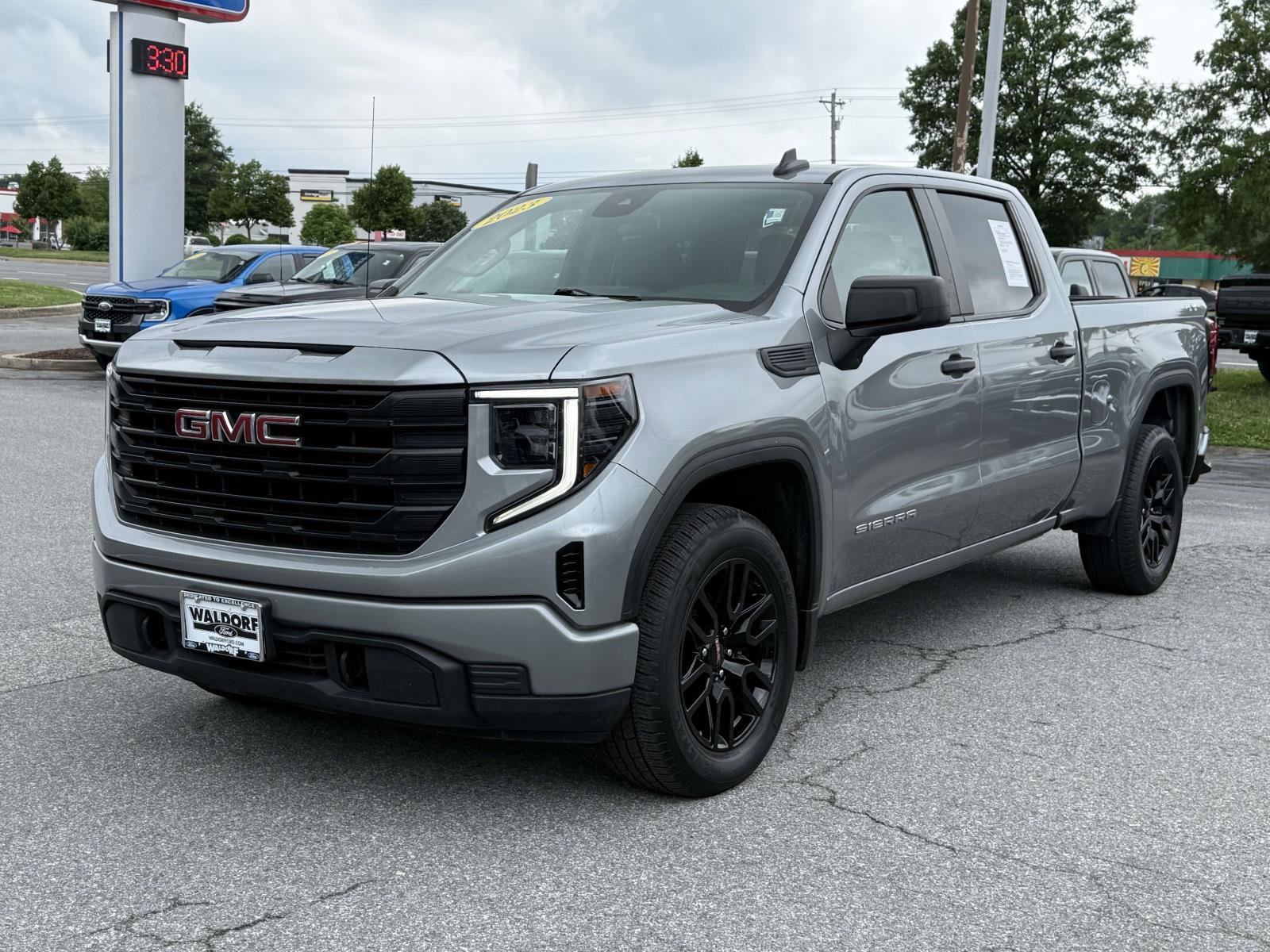 Used 2023 GMC Sierra 1500 Pro w/ Graphite Edition AWD/4WD image 5