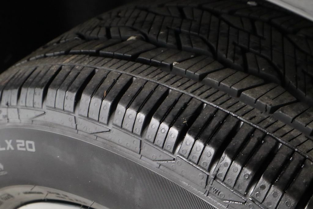 Used 2024 Buick Enclave Essence w/ Sport Touring Edition FWD image 19