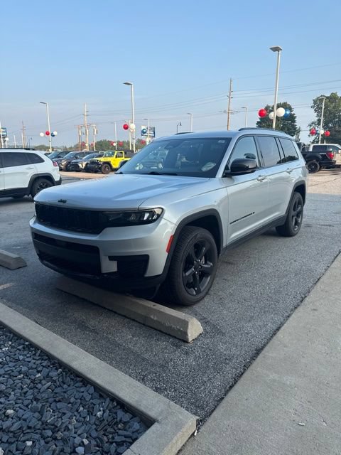 Used 2023 Jeep Grand Cherokee L Laredo AWD/4WD image 1