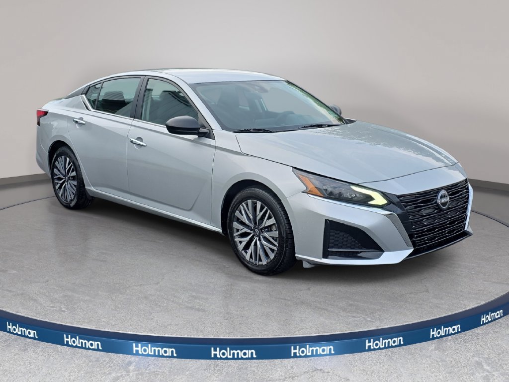 Used 2024 Nissan Altima 2.5 SV FWD image 3