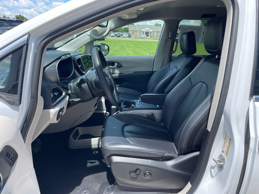 Used 2024 Chrysler Pacifica Touring-L FWD image 8