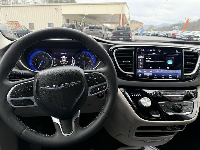 Used 2024 Chrysler Pacifica Touring-L image 6