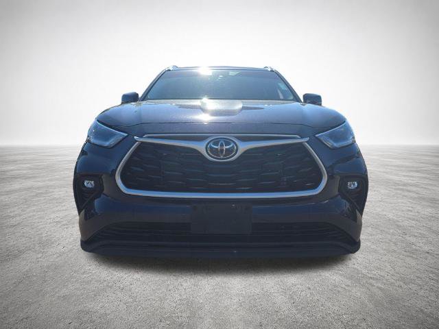 Used 2021 Toyota Highlander XLE AWD/4WD image 3