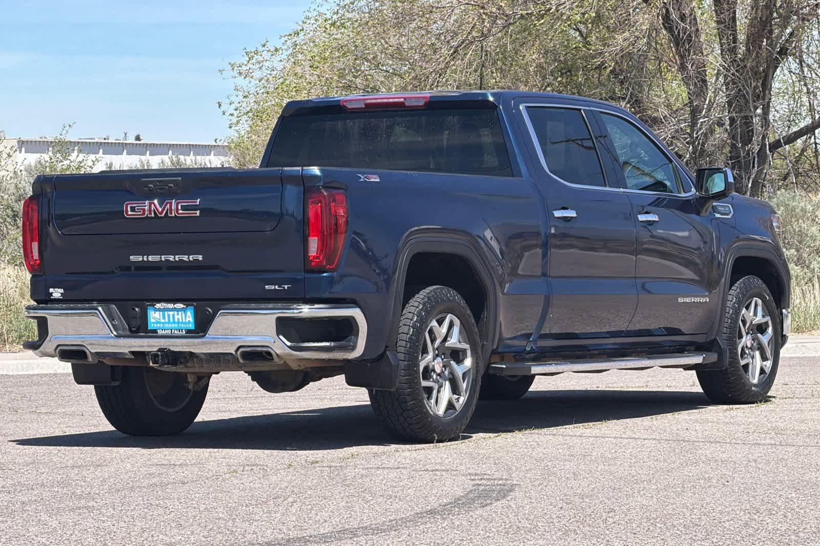 Used 2023 GMC Sierra 1500 SLT w/ SLT Premium Package AWD/4WD image 2