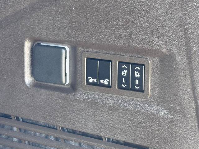 Used 2023 GMC Yukon SLT w/ SLT Luxury Package AWD/4WD image 20