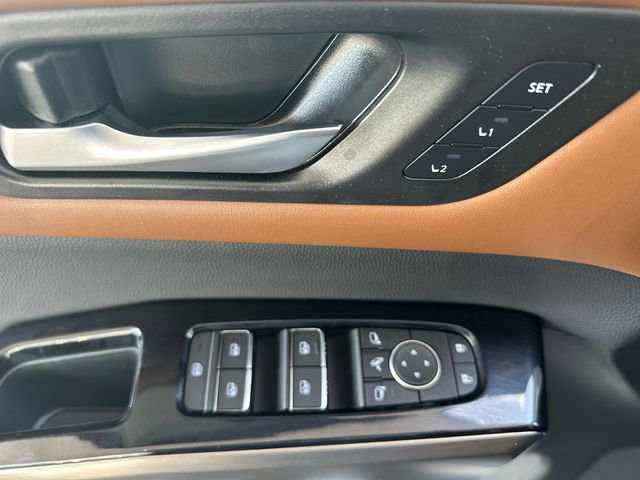 Used 2025 Nissan Pathfinder Platinum w/ Black Appearance Package image 14