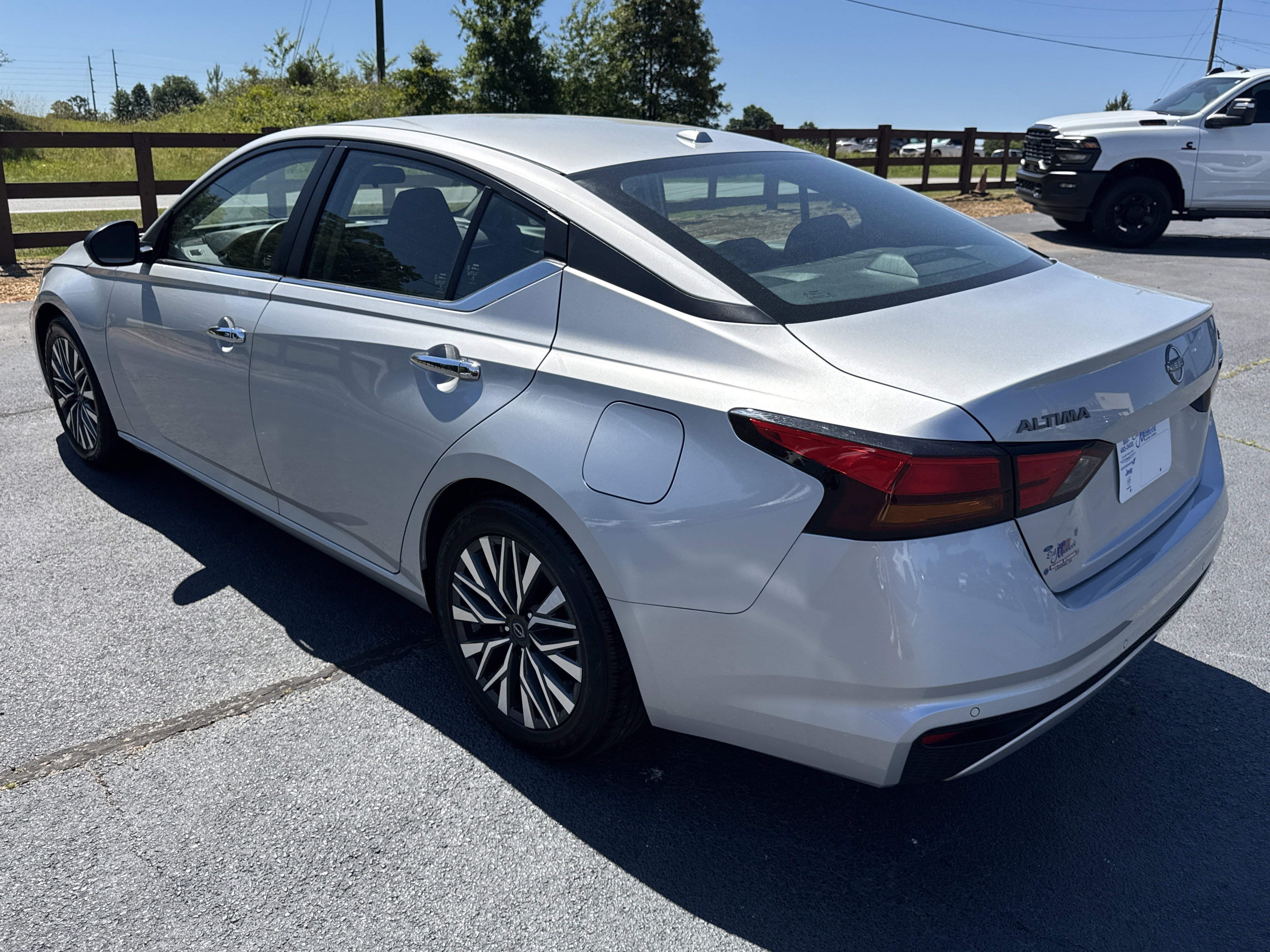 Used 2024 Nissan Altima 2.5 SV FWD image 7