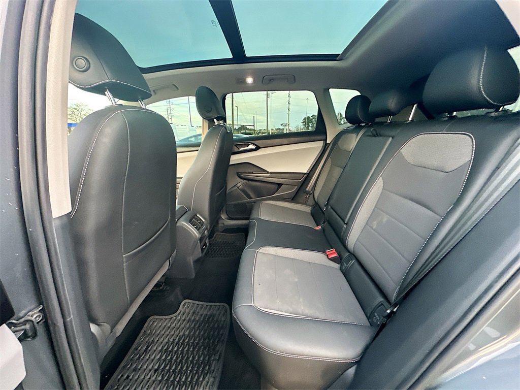 Used 2022 Volkswagen Taos SE w/ Panoramic Sunroof Package image 17