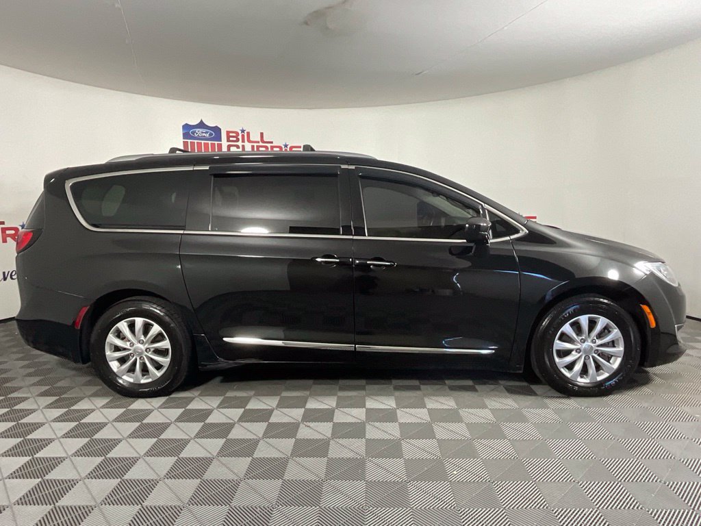 Used 2018 Chrysler Pacifica Touring-L Plus FWD image 2