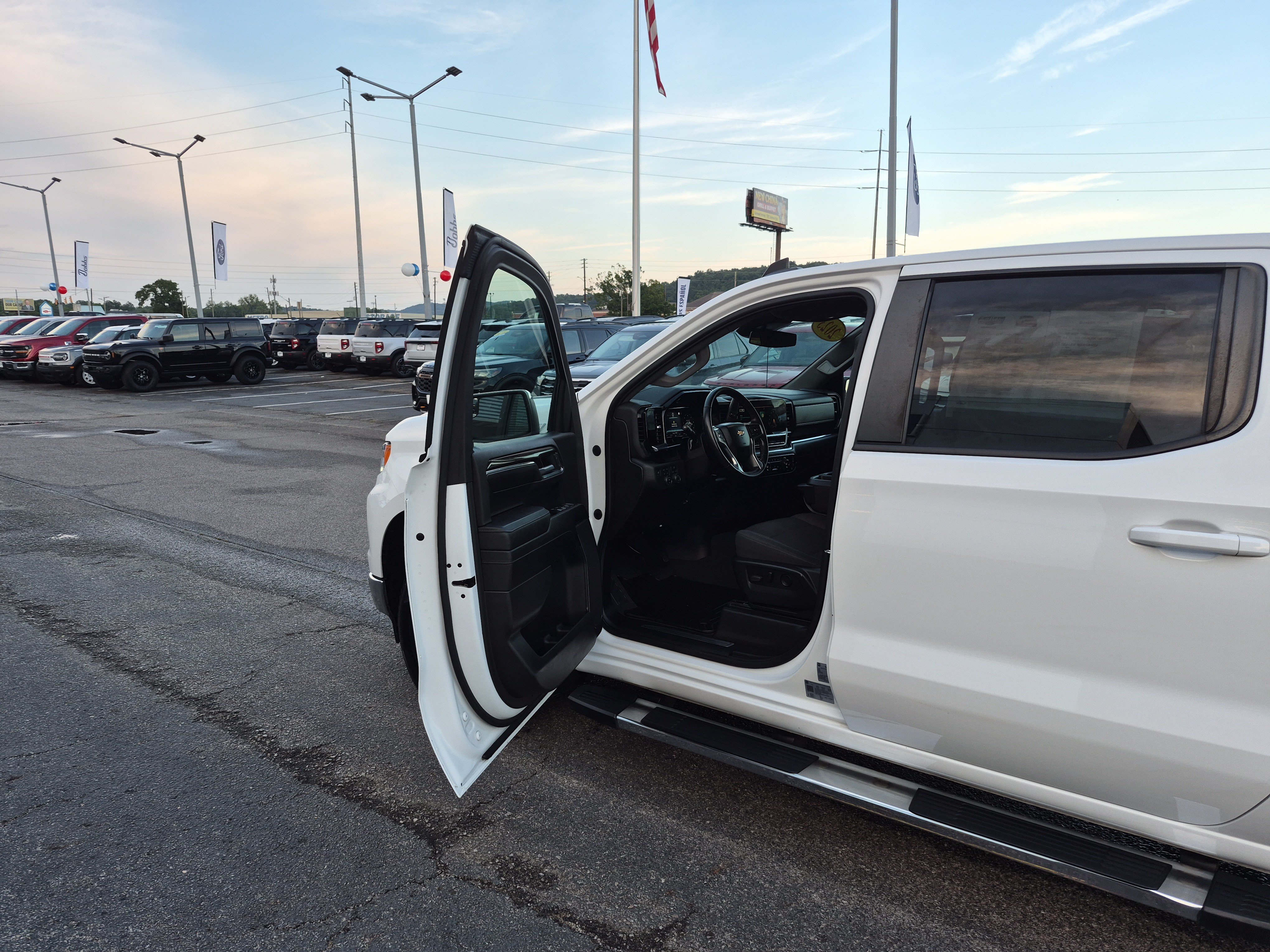Used 2023 Chevrolet Silverado 1500 LT w/ Z71 Off-Road Package AWD/4WD image 11