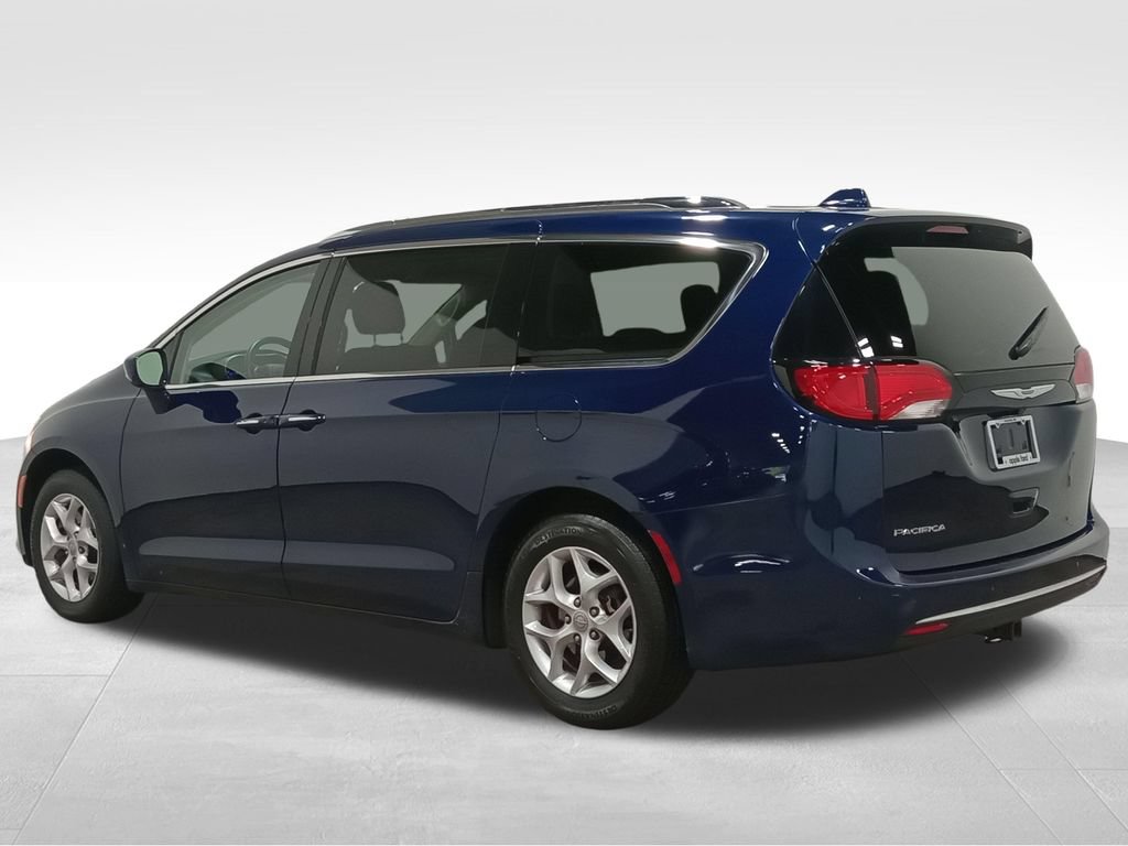 Used 2019 Chrysler Pacifica Touring Plus w/ Tire & Wheel Group FWD image 8