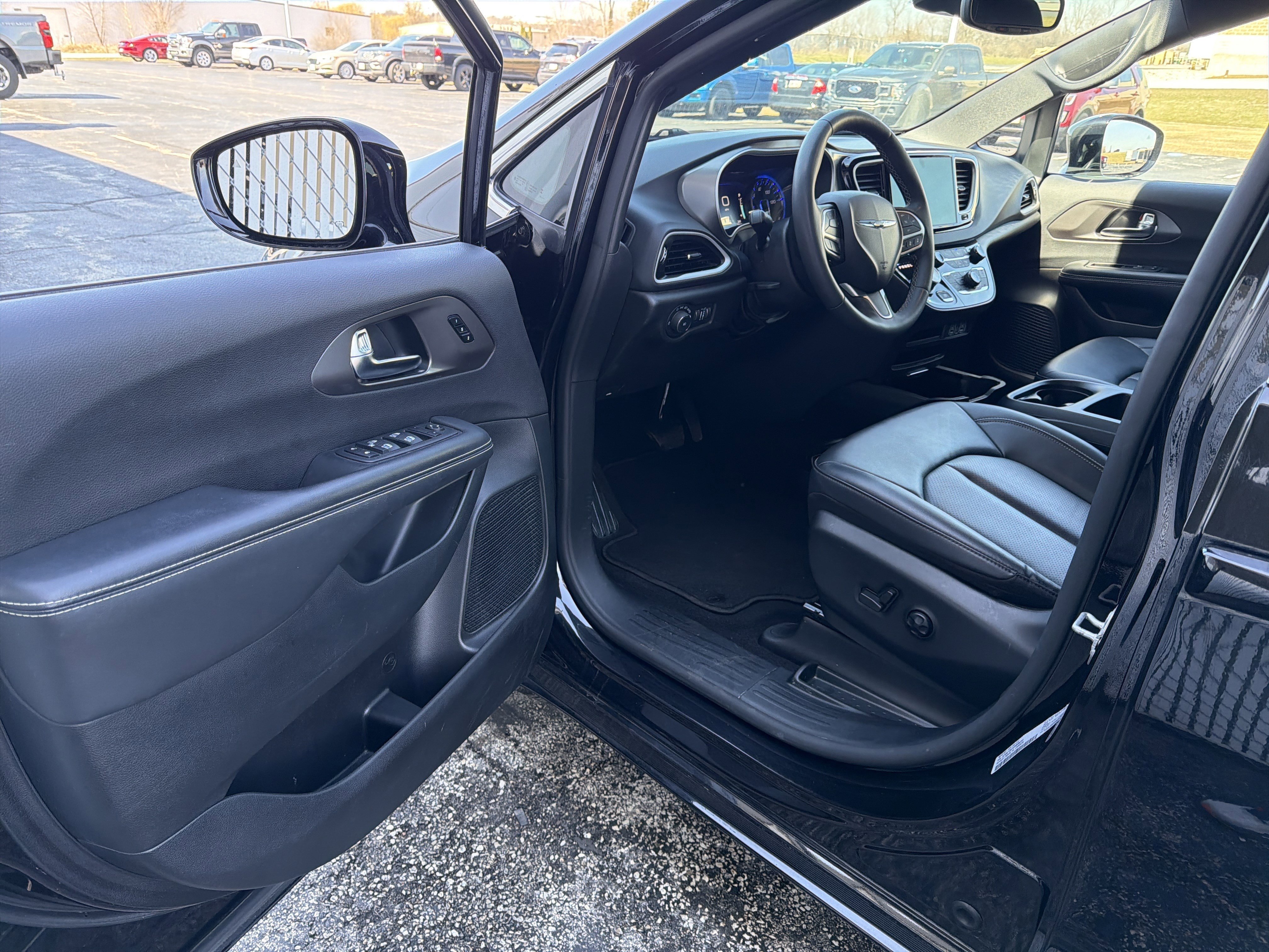 Used 2025 Chrysler Pacifica Select image 26