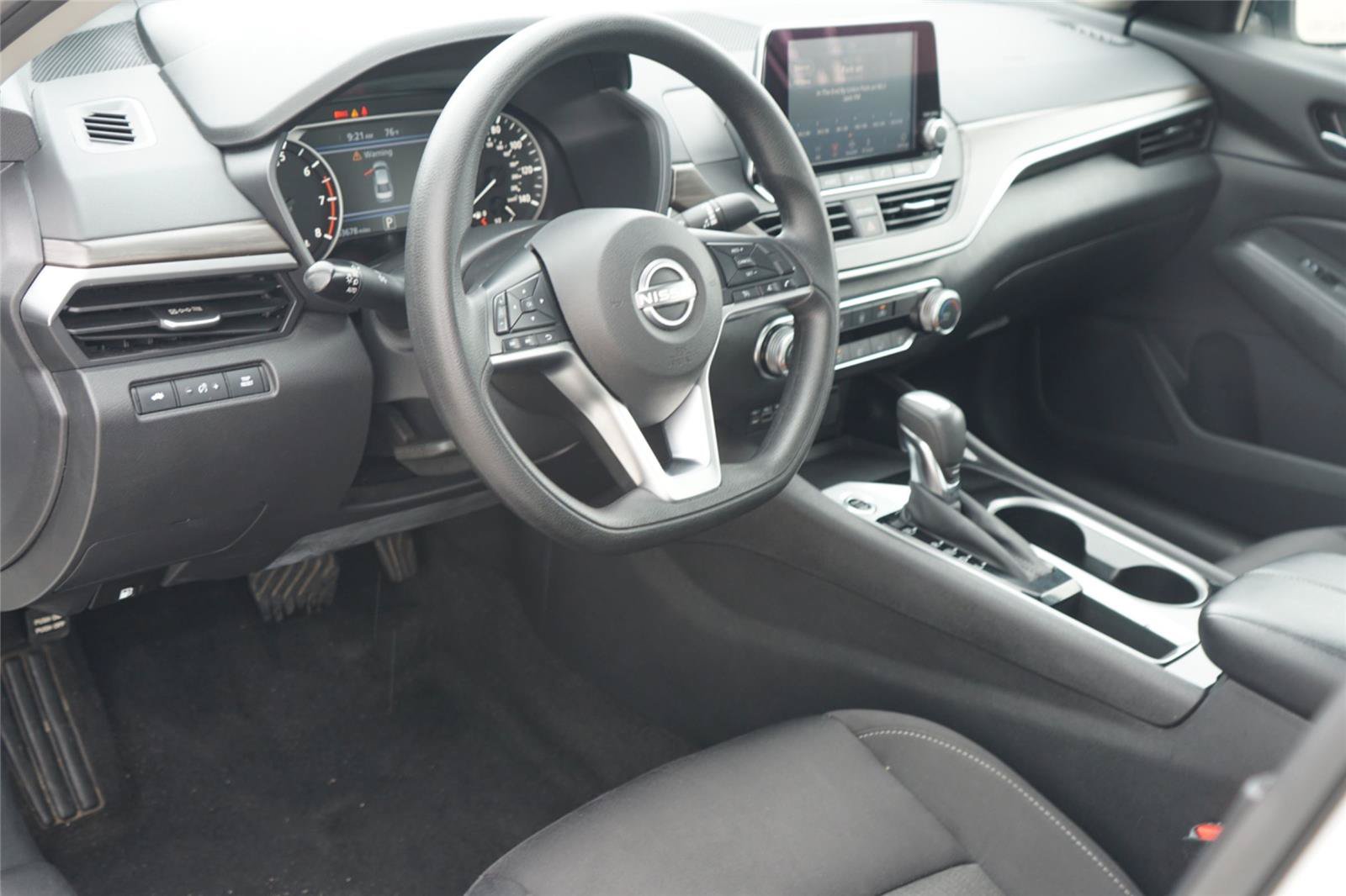 Used 2024 Nissan Altima 2.5 SV FWD image 9
